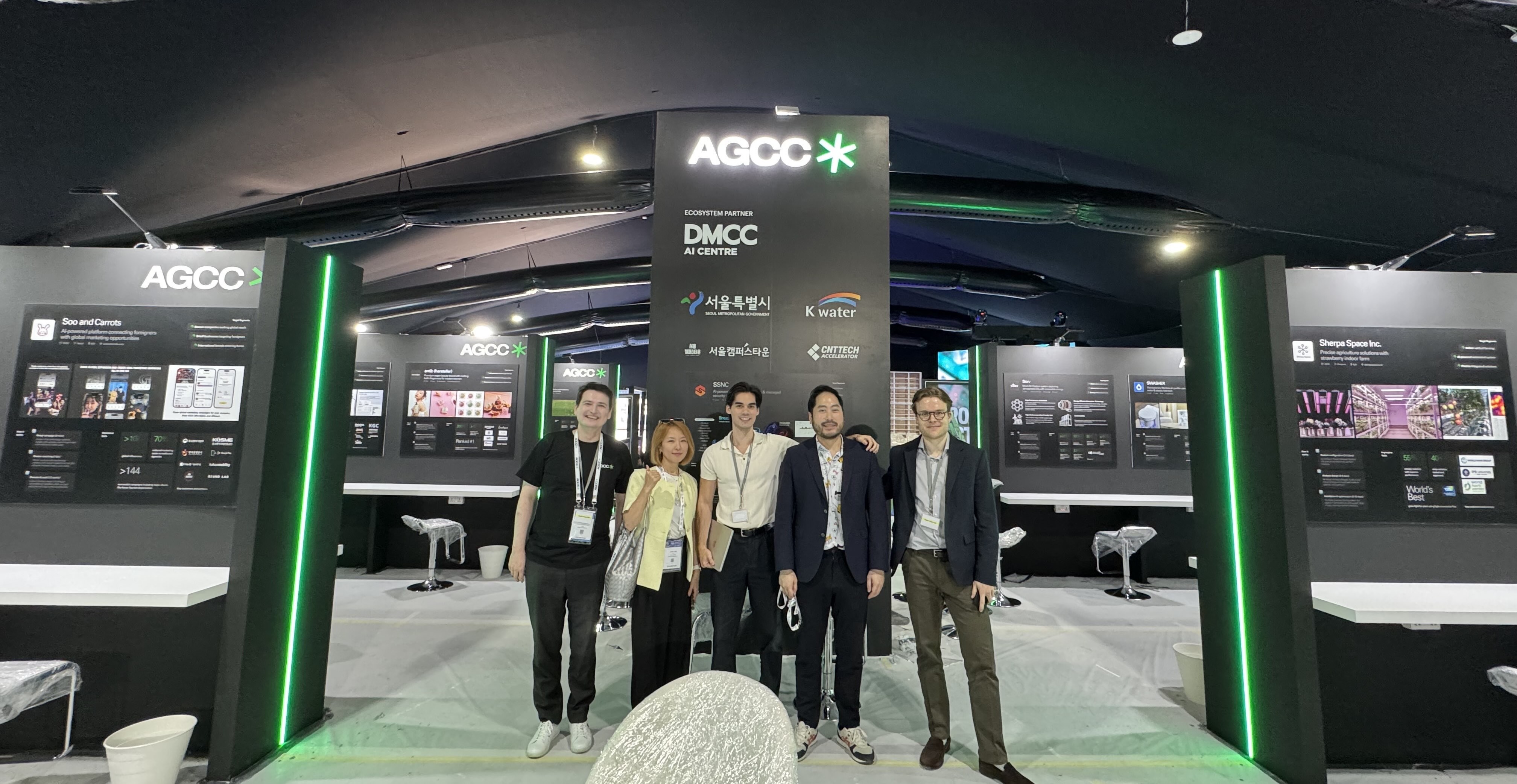 AGCC booth at Expand North Star 2024, with Managing Partner Han Gust and Chiara de Caro discussing with visitors.