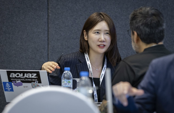 Business meeting between Korean and UAE participants at AGCC Korean Business Forum 2024, discussing potential partnerships.