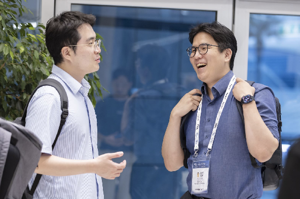 Two participants having a casual conversation at AGCC Business Forum 2024, connecting over shared interests in Korea-UAE partnerships.