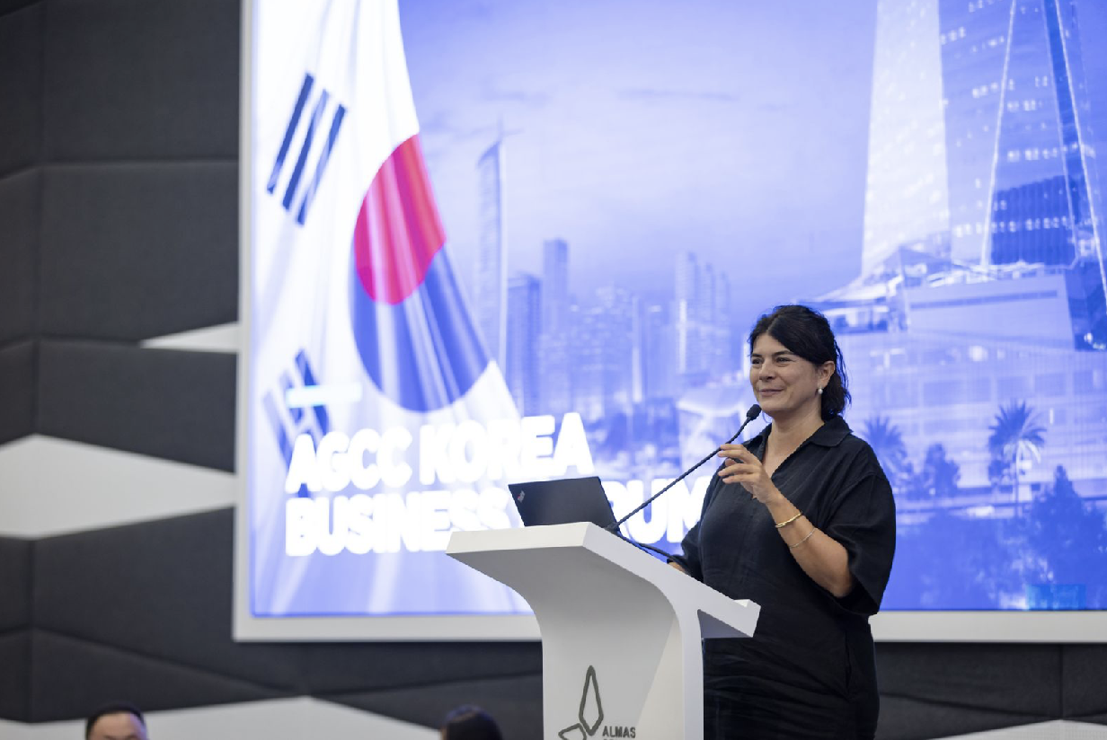 Chiara de Caro speaking at AGCC Korean Business Forum 2024, discussing opportunities for Korea-UAE collaboration in tech and innovation.