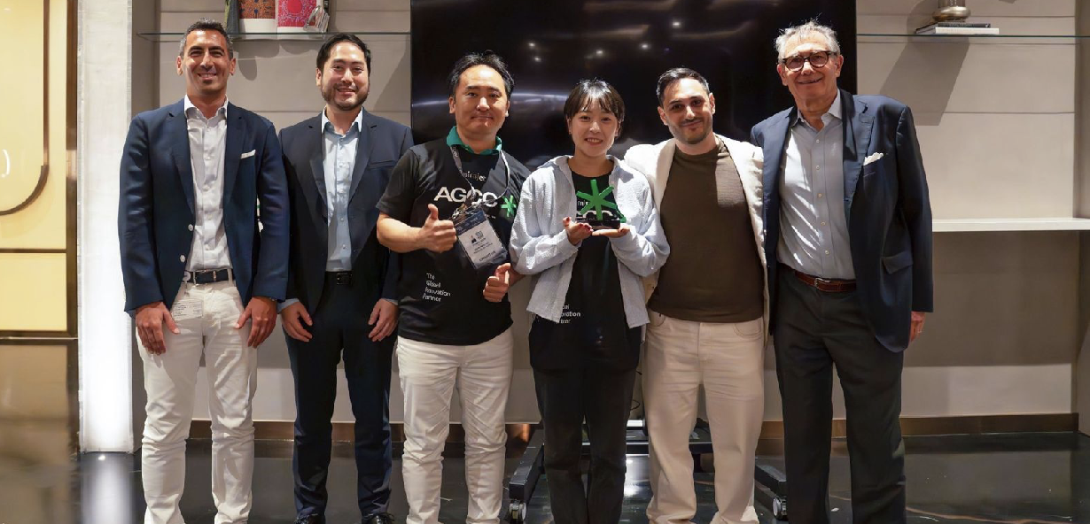 Group photo of award winners and presenters at AGCC Korea Tech Demo Day 2024, celebrating innovative achievements in tech.