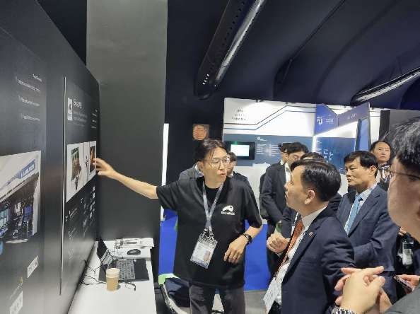 JoonBae from SierraBase showcasing innovative solutions to H.E. Mr. Dohyun Kang, Vice Minister of Science and ICT from Korea, at the AGCC booth during Expand North Star 2024.