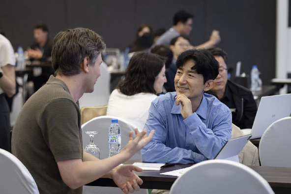 Korean and UAE participants in discussion at AGCC Business Forum 2024, exploring collaboration opportunities.