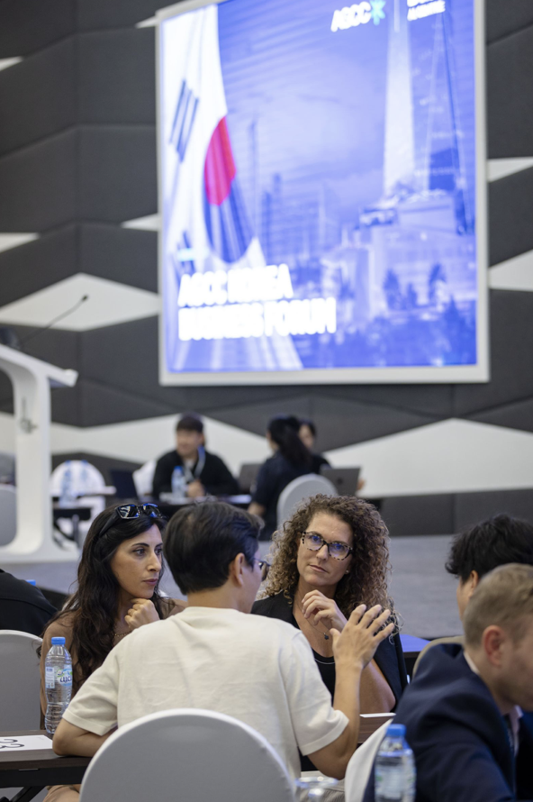 Participants engaged in networking discussions at AGCC Korean Business Forum 2024, exploring opportunities for Korea-UAE collaboration.