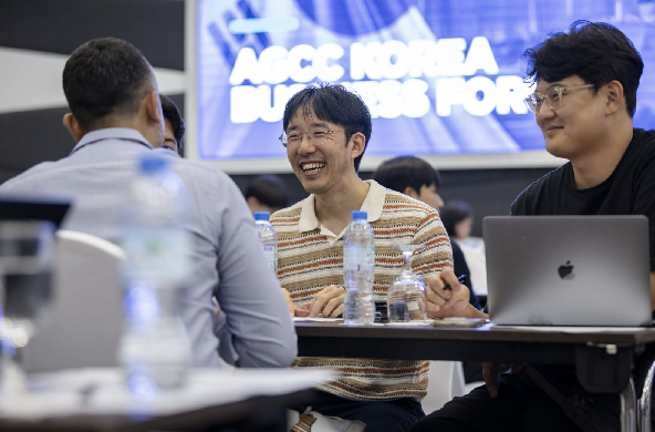 Participants networking with smiles and sharing ideas at AGCC Korean Business Forum 2024, fostering Korea-UAE business connections.